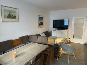 巴德加斯坦Grenzberg Top 20的客厅配有沙发和桌子