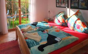Ferienhäuser Bellana的一间卧室配有一张床铺,床上有毯子