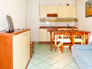 洛萨皮内塔Apartment Solmare-10 by Interhome的厨房以及带桌椅的用餐室。