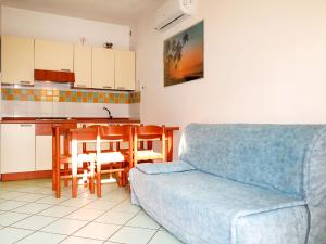 洛萨皮内塔Apartment Solmare-10 by Interhome的带沙发的客厅和厨房