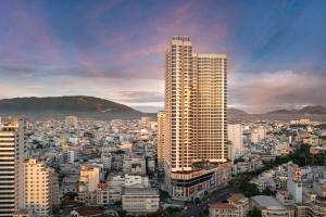 芽庄Meliá Vinpearl Nha Trang Empire的前沿建筑高大的城市