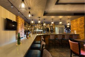 韦斯特米斯Castle Varagh Hotel & Bar的餐厅内的酒吧,配有柜台和椅子