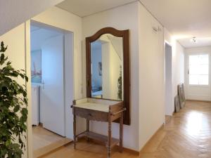 UnterseenApartment Bieri-Haus by Interhome的走廊桌子上的镜子