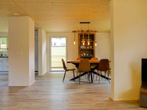 因特拉肯Holiday Home Chalet Dori by Interhome的用餐室以及带桌椅的厨房。