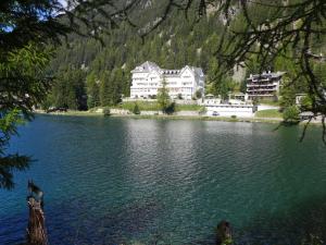 尚佩克斯Apartment Alpes et Lac 2 by Interhome的湖畔的大房子