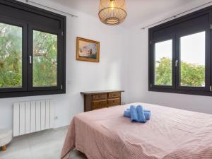 迈阿密普拉特亚Villa Gaia by Interhome的一间卧室配有一张带蓝色毛巾的床