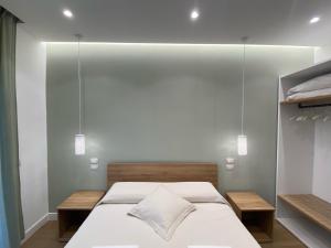 索伦托B&B MoMi Sorrento的一间卧室设有一张床和玻璃墙
