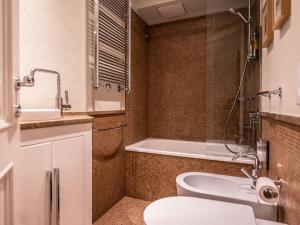 席尔瓦普拉纳Apartment Chesa Polaschin 4 - Silvaplana by Interhome的浴室配有卫生间、浴缸和水槽。