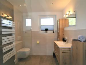 阿绍Apartment Ramona by Interhome的一间带卫生间和水槽的浴室