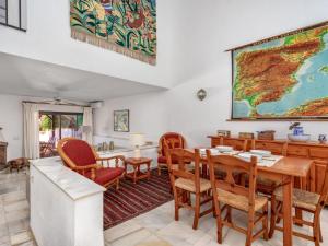 锡蒂奥卡拉翁达Villa Luna by Interhome的一间设有桌椅和地图的客房