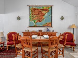 锡蒂奥卡拉翁达Villa Luna by Interhome的一张桌子、椅子和一张墙上的地图