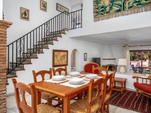锡蒂奥卡拉翁达Villa Luna by Interhome的一间带桌椅和楼梯的用餐室