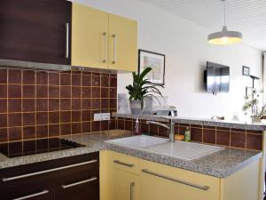 佩罗斯-吉雷克Appartement Perros-Guirec, 2 pièces, 4 personnes - FR-1-368-151的厨房配有黄色橱柜和水槽