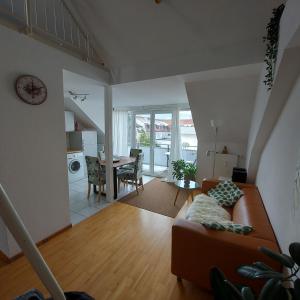 罗拉赫Ruhiges & zentrales Loft in Lörrach的客厅配有沙发和桌子