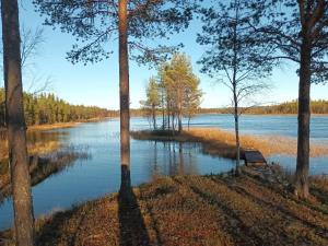 RaanujärviHoliday Home Jolmalompolo by Interhome的享有树木和长凳的湖泊美景