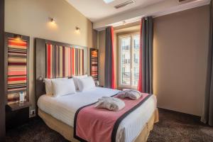 巴黎库尔赛乐之星酒店的酒店客房,配有带毛巾的床