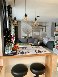 马佐夫舍地区新庄园Studio Modlin的客厅配有桌子和2张黑色凳子