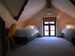 于伊费尔梅阿西恩酒店的阁楼间 - 带两张床和窗户