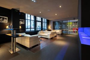 布鲁塞尔马丁布鲁塞尔欧盟酒店的客厅配有两张沙发和一张桌子