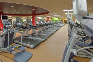 莫里斯敦莫里斯敦凯悦酒店的健身房设有一排跑步机