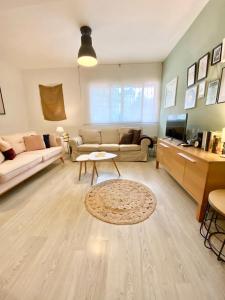 卡塔赫纳Apartamento Cartagena centro的客厅配有沙发和桌子