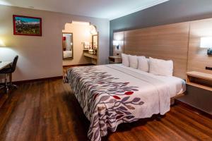 毕夏普Quality Inn Bishop near Mammoth的酒店客房设有一张大床和一张书桌。