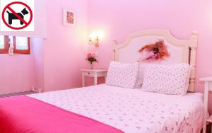 SalirCasa da Tita的粉红色的卧室配有白色的床铺和粉红色的床单