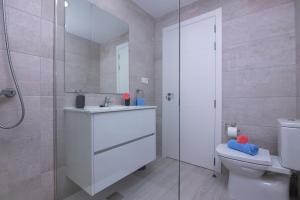 拉奥利瓦Villa Casilla de Costa Private Pool Luxury La Oliva By Holidays Home的浴室配有卫生间、盥洗盆和淋浴。