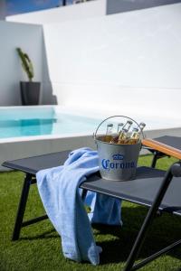拉奥利瓦Villa Casilla de Costa Private Pool Luxury La Oliva By Holidays Home的桌子上一桶餐具