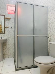 伦索伊斯Vila das Estrelas - Guesthouse的带淋浴、卫生间和盥洗盆的浴室