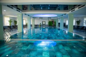 MidyatMidyat Royal Hotel & Spa的蓝色瓷砖的酒店游泳池