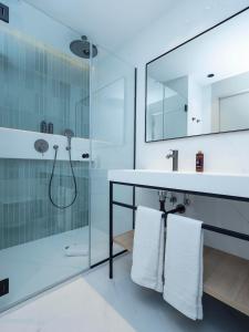 巴塞罗那ARCELON HOTEL - New from 2023的一间带玻璃淋浴和水槽的浴室
