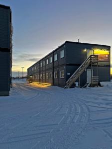 基律纳Kiruna City Room的建筑物前的雪地建筑