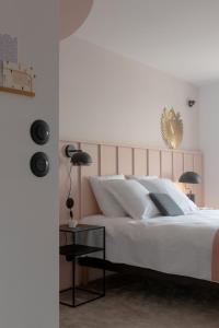 帕雷·勒·毛尼尔Hôtel Le Prieuré的卧室配有一张白色的大床和一张桌子