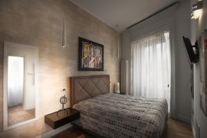 坎波巴索法拉利住宿加早餐旅馆的一间卧室设有一张大床和一个窗户。