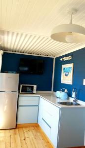 兰格班The Blue Room的厨房配有白色冰箱和水槽