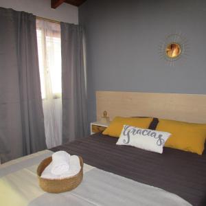 门多萨Hotel Alta Mendoza的一间卧室,配有一张带篮子的床