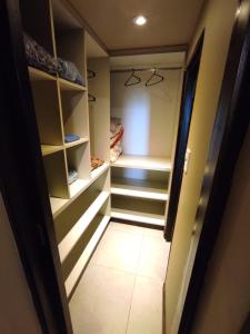 卢汉德库约Cabañas Entre Hileras的一个带书架的步入式衣柜和走廊