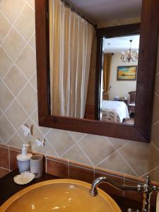 哈维亚瑞斯可酒店的一间带水槽和镜子的浴室