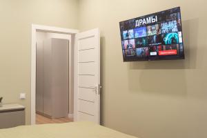基希讷乌RentWill apartments Oliva的卧室配有壁挂式平面电视。