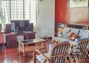 斗湖Jalan Kuhara 300 mbps BBQ spacious LR Detach Bungalow的客厅的沙发上坐着泰迪熊