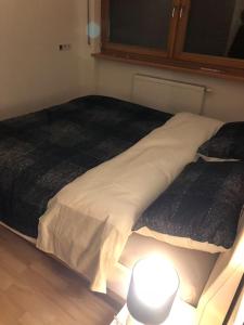 Appartamento nuovo e comfort a Brunico Kronplatz客房内的一张或多张床位