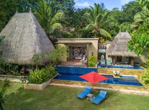 马埃岛Anantara Maia Seychelles Villas的享有带游泳池的别墅的空中景致