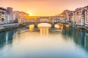 佛罗伦萨Duomo Central Studio的一座建有建筑物的城市里河流上的桥梁
