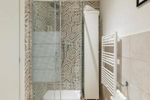 佛罗伦萨Duomo Central Studio的浴室里设有玻璃门淋浴