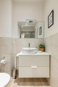 佛罗伦萨Duomo Central Studio的白色的浴室设有水槽和镜子