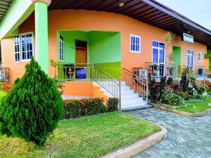 Renajoe Exclusive Centre的绿色和橙色的房子