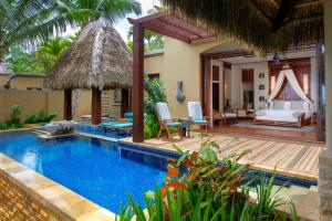 马埃岛Anantara Maia Seychelles Villas的一个带游泳池和一间卧室的别墅