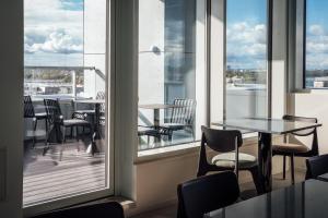 赫尔辛基UNITY Helsinki的客房设有桌椅和阳台。