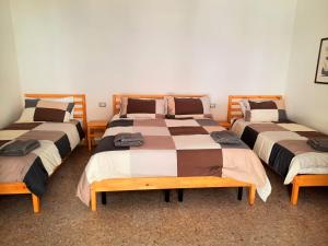格拉维纳普利亚Masseria Santa Maria的一间客房内的四张床